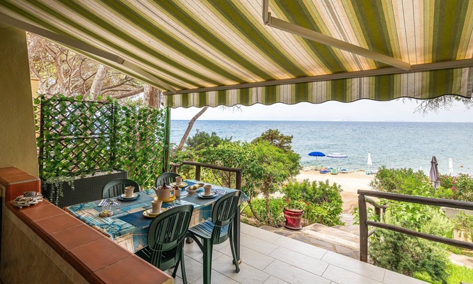 Terra Mala House | Holiday Home ‘Villino sul mare’ next to the Sea with Wi-Fi, Air Conditioning, Garden & Terrace; Parking Available