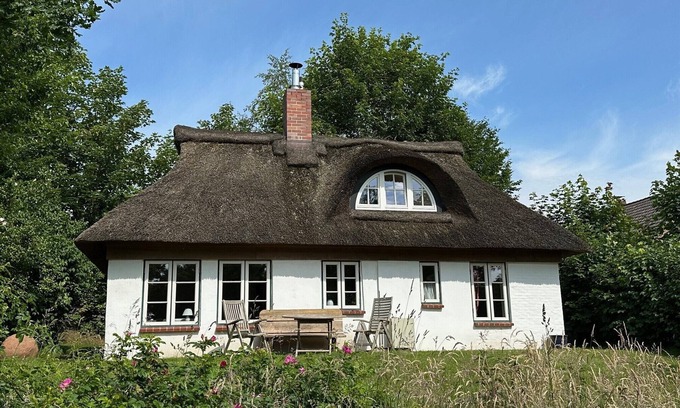Bielenberg House | Holiday Home 'Kate Unter Reet Im Grünen' with Private Terrace, Private Garden and Wi-Fi