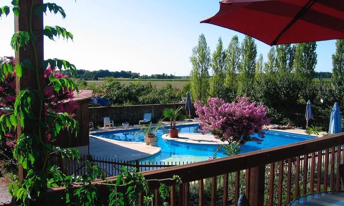 Gemozac House | Holiday Home 'L'atelier - Gîte La Tournerie' with Shared Pool, Private Terrace and Wi-Fi