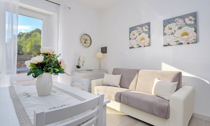 Loiri House | Holiday Home 'La Casetta Bianca' with Air Conditioning