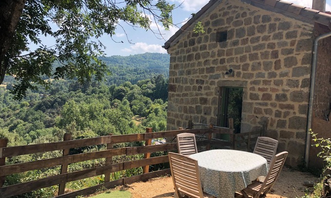 Beauvene House | Holiday Home 'La Casita' with Mountain View, Private Terrace and Wi-Fi