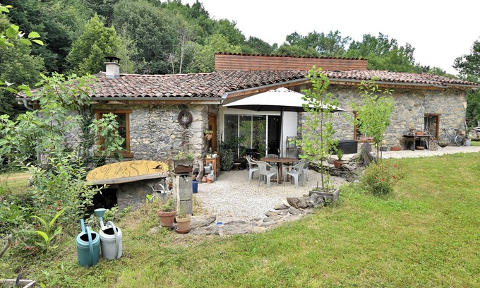 Prat-Bonrepaux House | Holiday Home 'La Mouline' with Mountain View, Wi-Fi and Air Conditioning