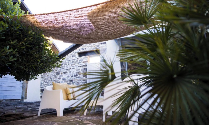 Martin House | Holiday Home 'La Maison Charlélie' with Shared Pool, Wi-Fi and Air Conditioning