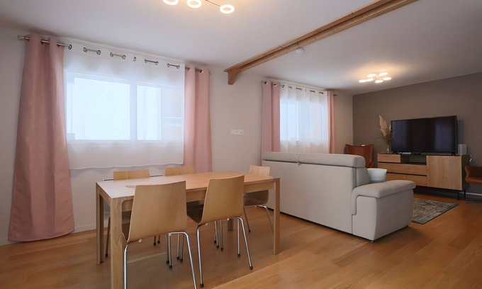 Mont-Dore House | Holiday Home 'La Petite Montille' with Mountain View and Wi-Fi