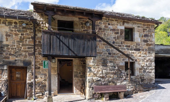 Selaya House | Holiday Home 'La Plazuca Cerrucao' with Mountain View and Shared Garden