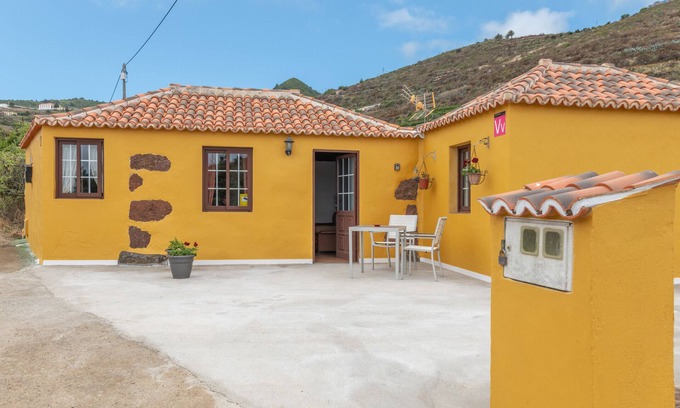 El Granel House | Holiday Home 'La Rehoya' with Sea View, Private Terrace and Wi-Fi