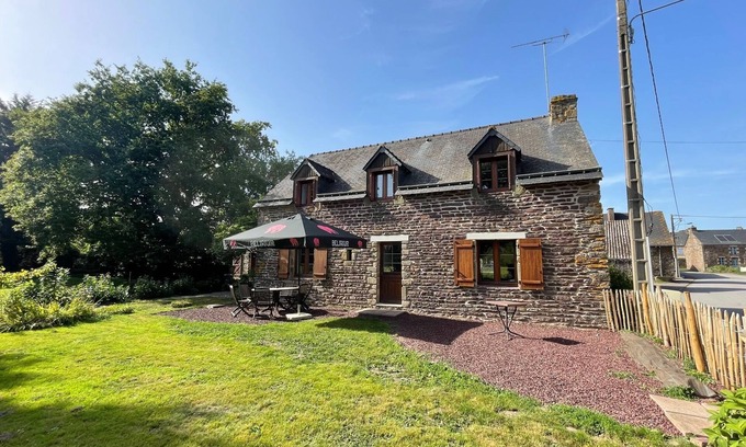 Trehorenteuc House | Holiday Home 'La Table Carrée - Brocéliande' with Private Terrace, Private Garden and Wi-Fi