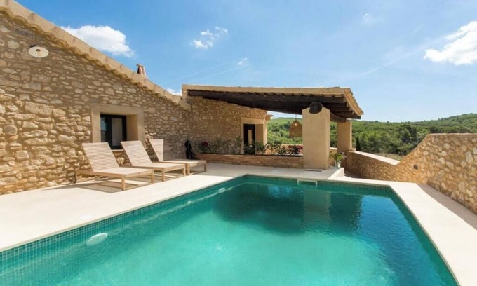 Viladellops House | Holiday Home 'La Torre, Viñedo Sitges' with Mountain View, Wi-Fi and Air Conditioning