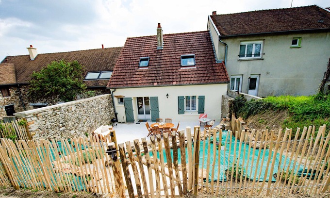 Verneuil House | Holiday Home 'Le Clos Des Voisins' with Private Terrace, Private Garden and Wi-Fi