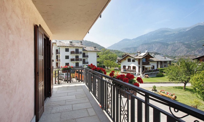 Plan D'introd House | Holiday Home 'Le Cré Appartamento 5' with Mountain View, Shared Garden and Wi-Fi