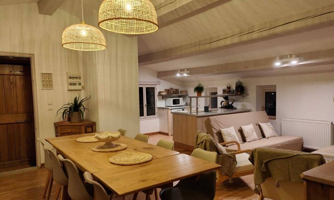 Saumane House | Holiday Home 'Le Mas De La Rode' with Mountain View, Shared Terrace and Wi-Fi