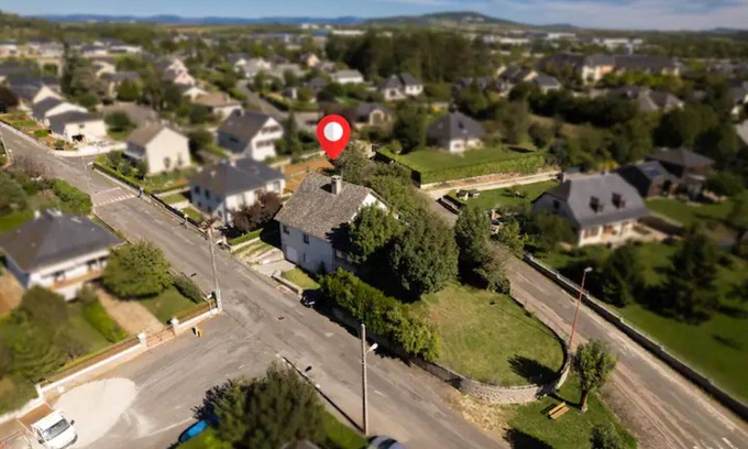 Bozouls House | Holiday Home 'Le Pigeon Bleu' with Private Terrace, Private Garden and Wi-Fi