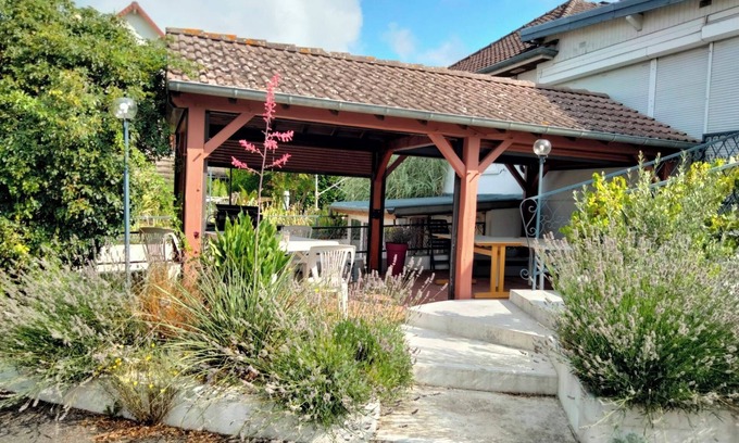 Bourges House | Holiday Home 'Maison Au 19' with Shared Terrace, Shared Garden and Wi-Fi