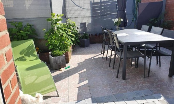 Sequedin House | Holiday Home 'Maison De Madame De Souter' with Private Terrace and Wi-Fi