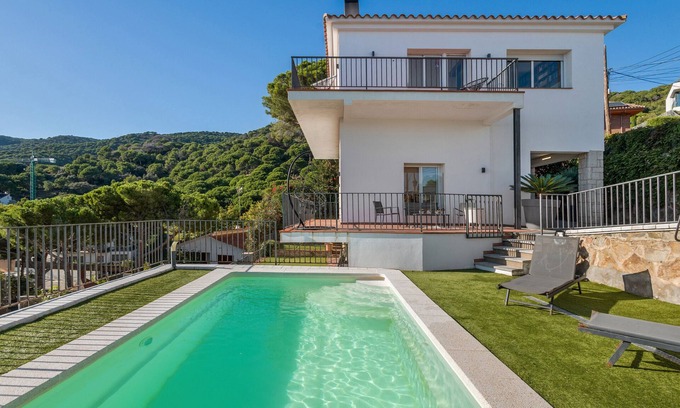 Premia de Dalt House | Holiday Home 'Marice' with Sea View, Wi-Fi and Air Conditioning