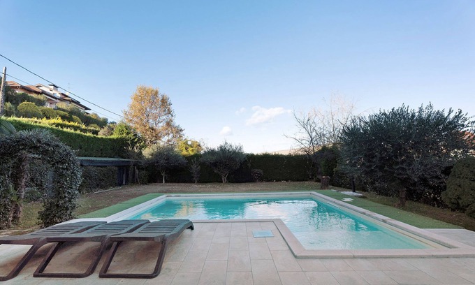 Dormelletto House | Holiday Home 'Margot Ca Bianca Dormelletto' with Shared Pool and Wi-Fi