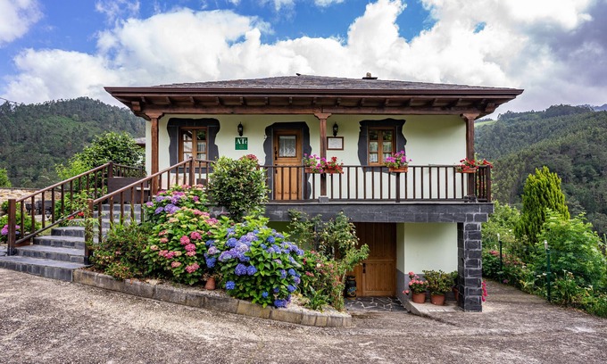 Villayon House | Holiday Home 'Maseda 1' with Mountain View, Shared Terrace and Private Garden