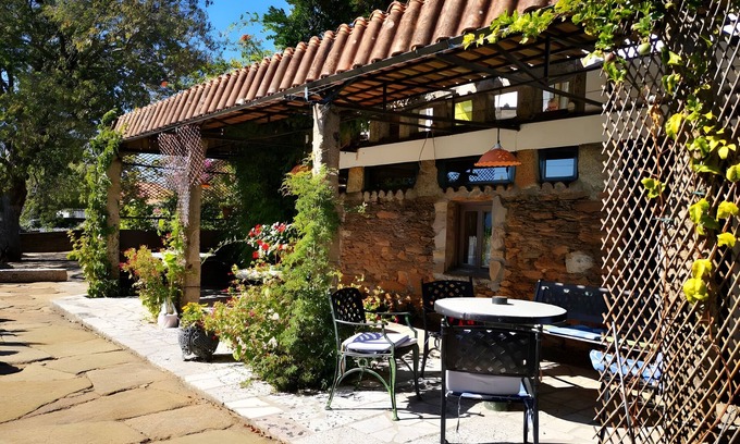 O Rosal House | Holiday Home 'Mino Lodge' with Mountain View, Shared Pool and Wi-Fi