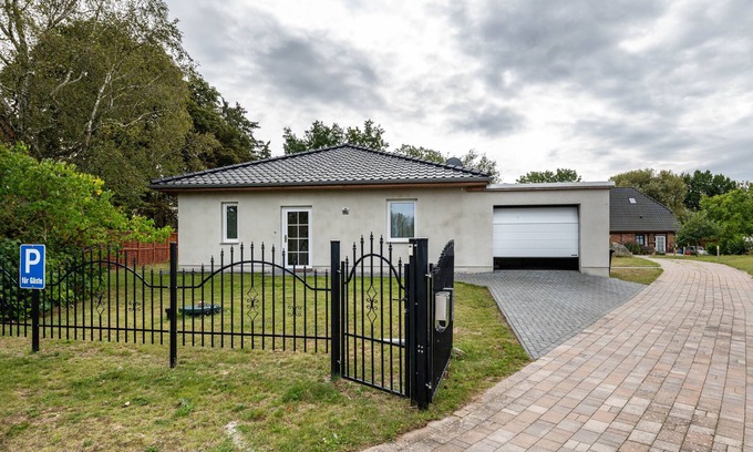 Tarnow House | Holiday Home 'Moderner Bungalow, Rollstuhlgerecht' with Private Terrace