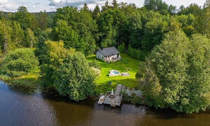 Kil House | Holiday home on a waterfront property in Alaska-like nature