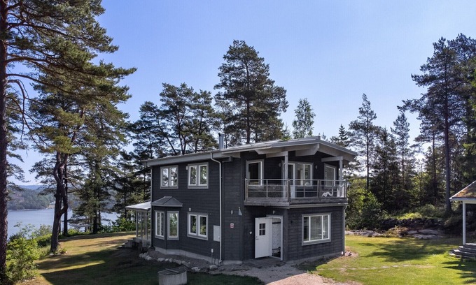 Stillingson House | Holiday home on the West Coast with a panoramic view of sea | SE09029