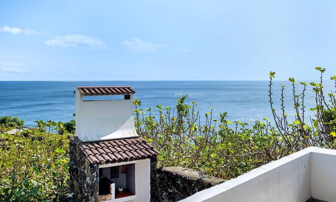 Calheta de Nesquim House | Holiday Home 'Adega Velha' with Sea View, Private Garden and Wi-Fi