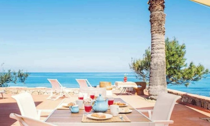 Cefalu House | Holiday Home 'Punta A Mare' Overlooking the Beach of Cefalu