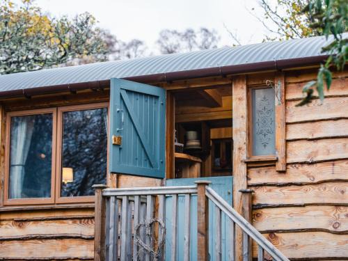Balnain House | Holiday Home Shepherds Hut by Interhome