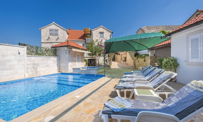 Skrip House | Holiday home Škrika -Three Bedroom Home with heated Pool and Jacuzzi