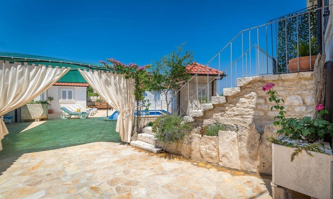 Skrip House | Holiday home Škrika -Three Bedroom Home with heated Pool and Jacuzzi