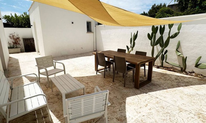 Torre Lapillo House | Holiday Home 'Suite Splendor Lux' with Shared Garden, Wi-Fi and Air Conditioning