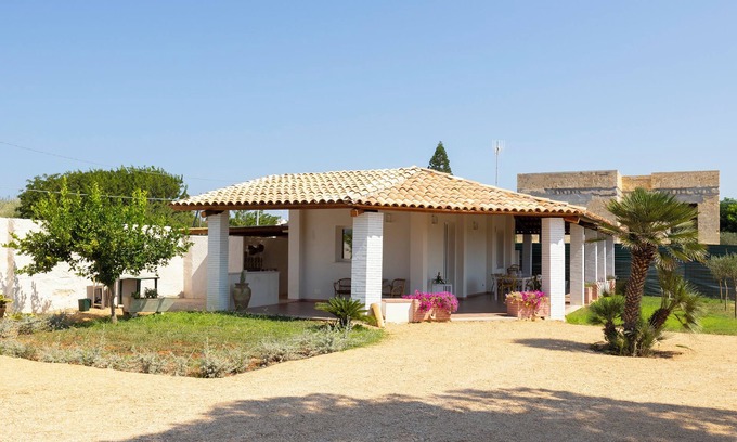 Marsala House | Holiday Home 'Suite La Barracca' with Sea View, Wi-Fi and Air Conditioning