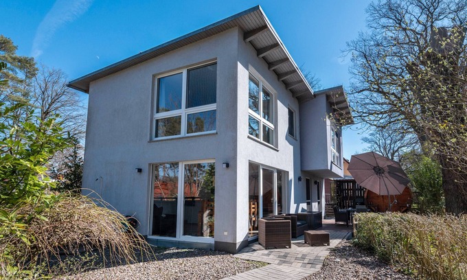 Muritz House | Holiday Home 'Traum Am See Mit Sauna' with Lake View, Private Terrace and Wi-Fi