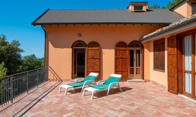 Monteluco House | Holiday Home 'Villa Marta' with Mountain View, Terrace & Shared Garden