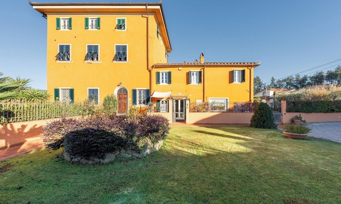Uzzano House | Holiday Home 'Villa Petri' with Private Terrace, Shared Garden and Wi-Fi