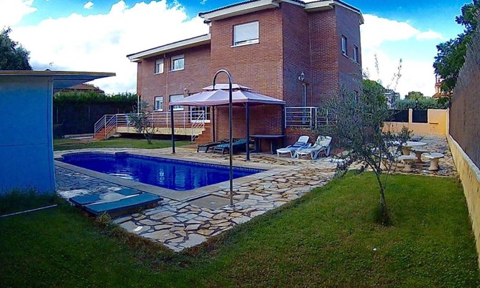 Brunete Villa | Holiday Home 'Villa Pilara - Brunete' with Private Pool, Wi-Fi and Air Conditioning