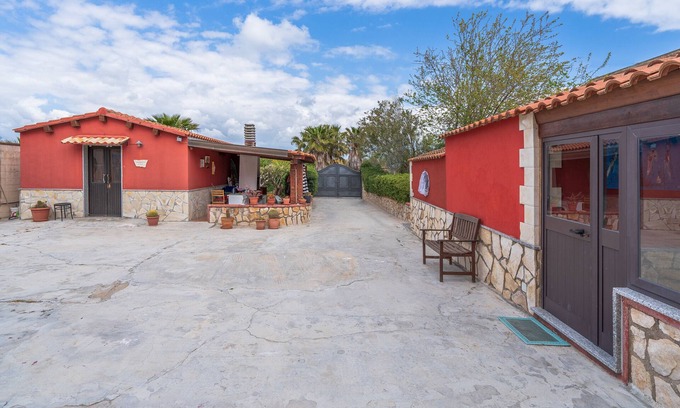 Granelli House | Holiday Home 'Villa Salvo' with Sea View, Garden & A/C