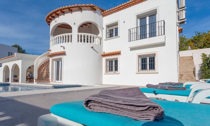 Pedreguer House | Holiday Home 'Villa Vino' with Mountain View, Wi-Fi and Air Conditioning