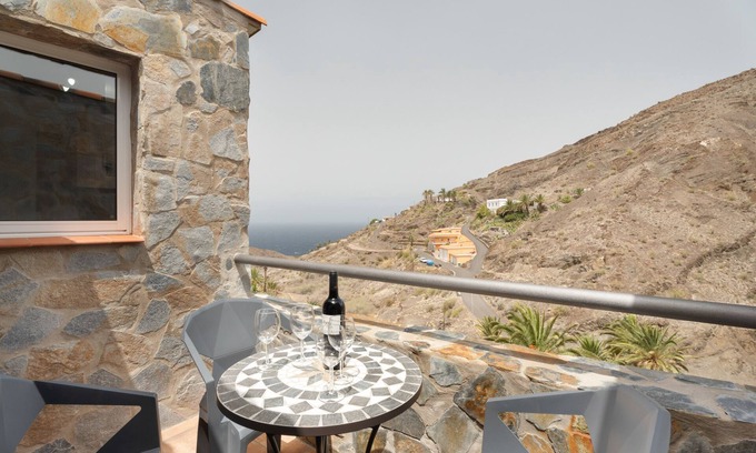 Alojera House | Holiday Home 'Vivienda vacacional La Era I' with Sea View, Wi-Fi and Air Conditioning