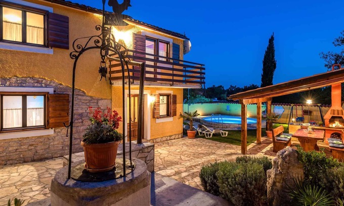 Mali Vareski House | Holiday home with pool, gazebo and children's swings