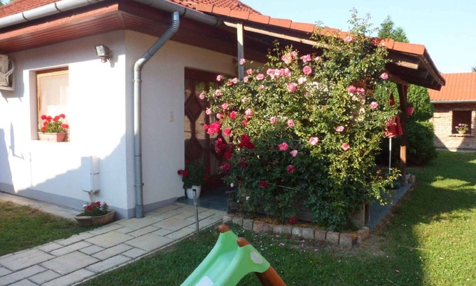 Balatonbereny House | Holiday home with pool and covered terrace