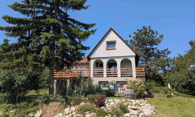 Pakozd House | Holiday home with panorama and internet