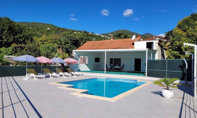 Ika House | Holiday home with sea view and pool
