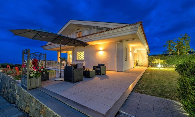 Aci Catena House | Holiday house Aci Catena for 1 - 6 persons with 3 bedrooms - Row house