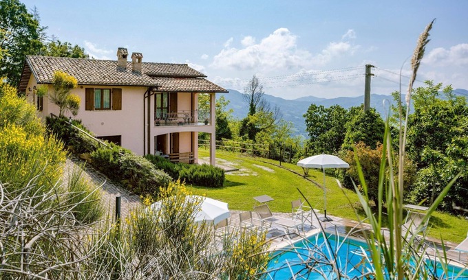 Acqualagna House | Holiday house Acqualagna for 1 - 16 persons with 6 bedrooms - Row house