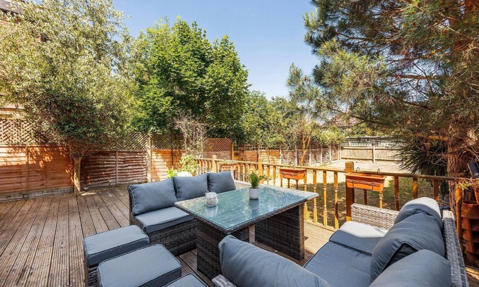 South Acton House | Holiday house Acton for 1 - 11 persons with 6 bedrooms - Twin house
