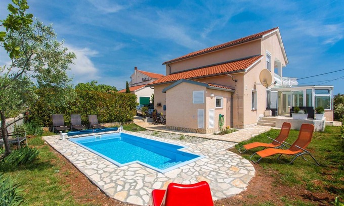 Milohnici Villa | Holiday House Nika with Pool and Garden
