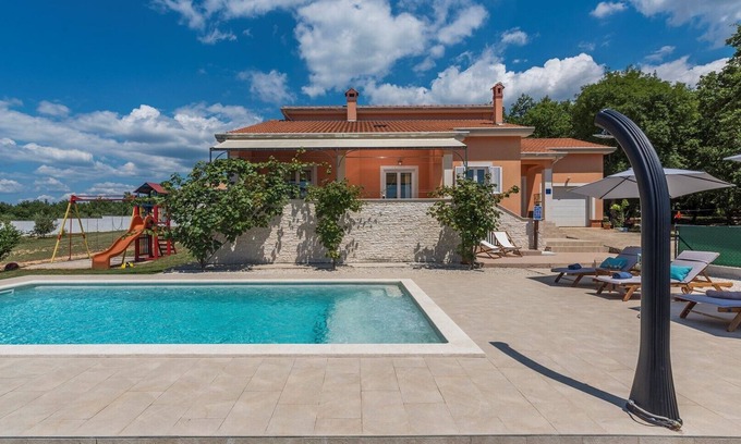 Tinjan House | Holiday House Tana with Private Pool and garden