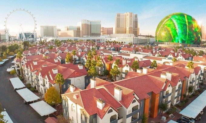 Las Vegas Resort | Holiday Inn Club Desert Club Oasis and Walking Distance to the Sphere-1 Bedroom