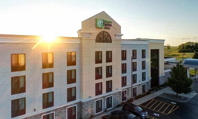 Batavia Hotel | Holiday Inn Express and Suites Batavia by IHG